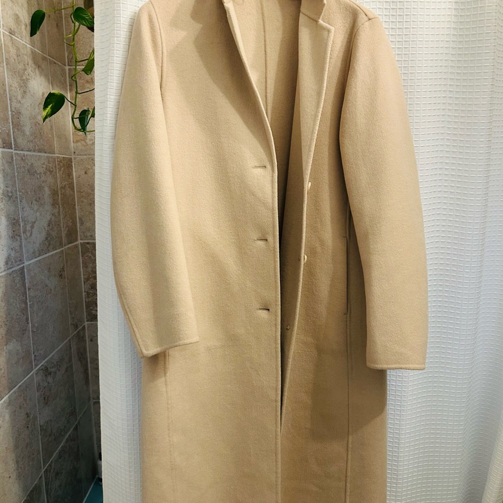 Classic Beige Trench Coat with Water-Resistant Fabric and Belted Waist